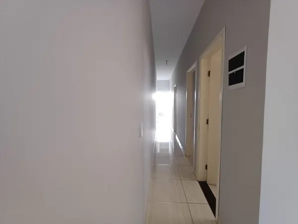 Corredor que distribui para os dormitórios e o banheiro