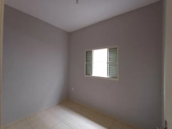 Dormitório com janela veneziana