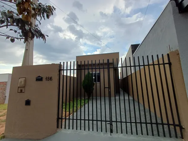 Fachada da casa nova no Residencial Provence, em Pompeia, com muro e portão de grade