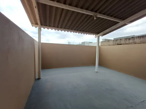 Fundos, com espaço livre além da parte coberta