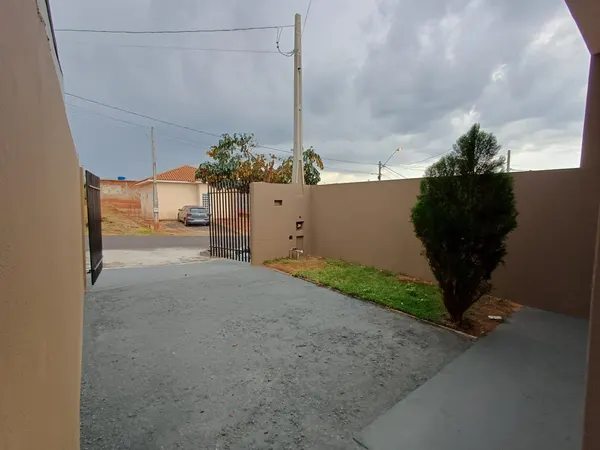 Pátio visto de dentro para a rua, com o portão aberto