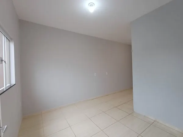 Sala ampla e clara, com piso claro em toda a extensão