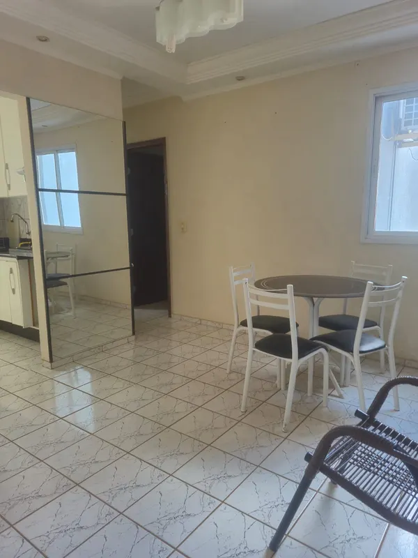Sala com sofá, rack para TV e ventilador de teto