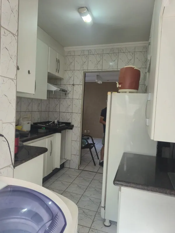 Visão da sala de jantar refletida no espelho da parede
