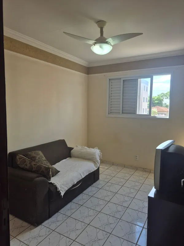 Dormitório com cama de solteiro e guarda-roupa com portas de correr