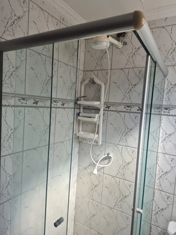 Área interna do box de vidro no banheiro
