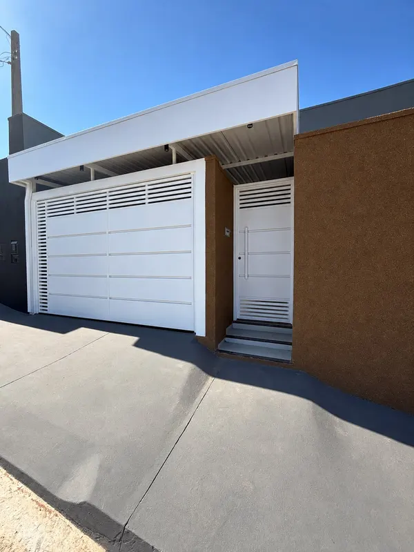 Entrada da casa, com portão da garagem e porta social independente