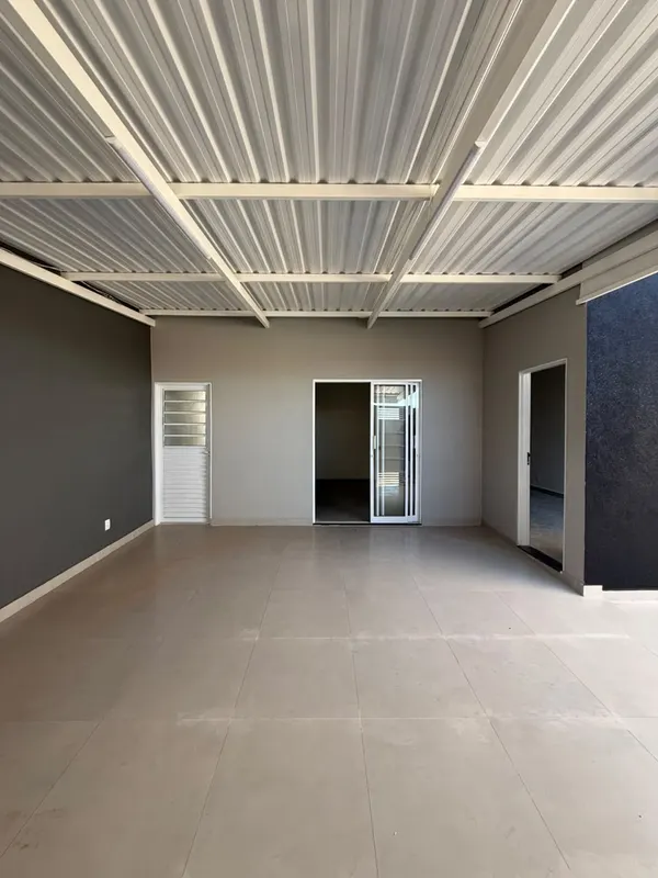 Garagem coberta para dois carros, com piso em porcelanato