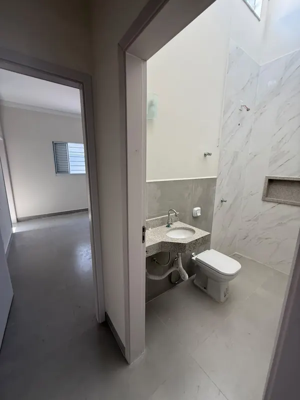 Banheiro da suíte, visto de dentro do dormitório